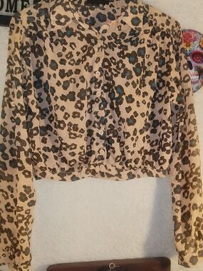 Beige Leopard Print Button-Front Cropped Blouse with Teal Accents